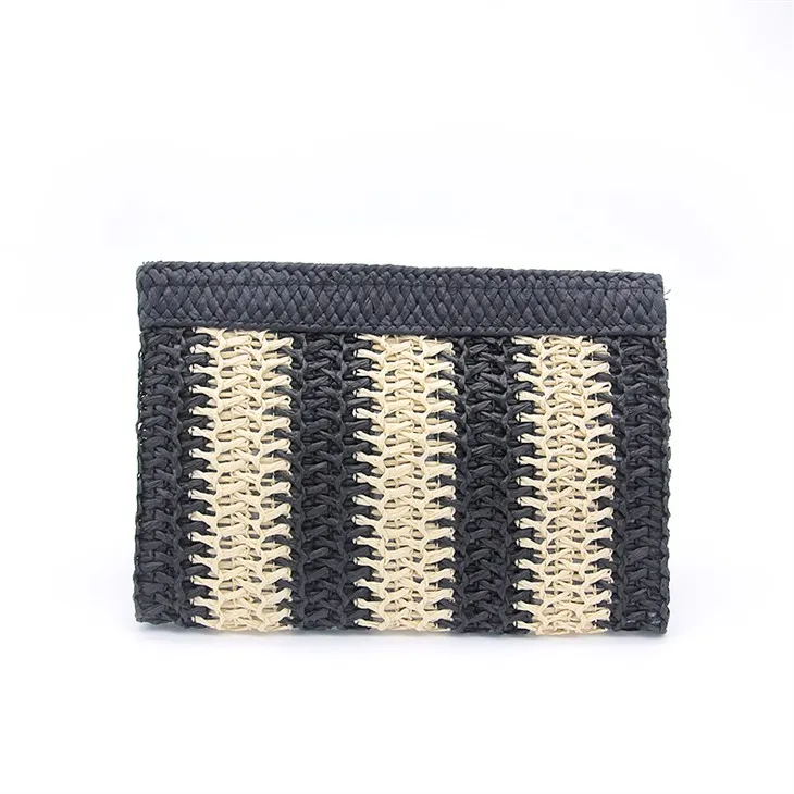 Чорна маленька в'язана сумка