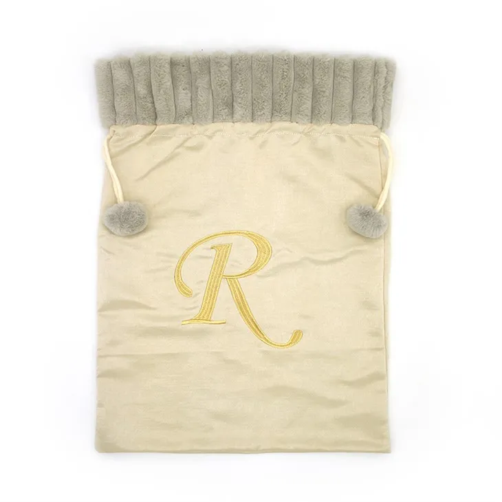 Гігантська літерна різдвяна панчоха