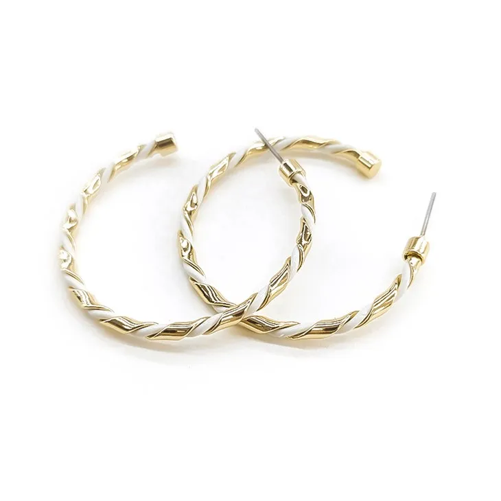 Сережка-оберег із золотою текстурою